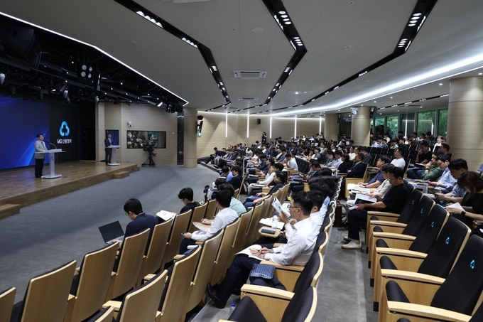 ‘2025 경공매 NPL 투자설명회’에 참석한 개인 및 기관투자자 250여명이 투자설명 강연을 듣고 있다.