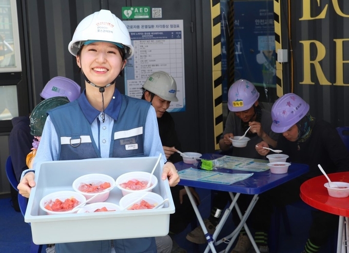 포스코이앤씨가 현장 근로자들을 위해 시원한 수박을 제공하고 있다.