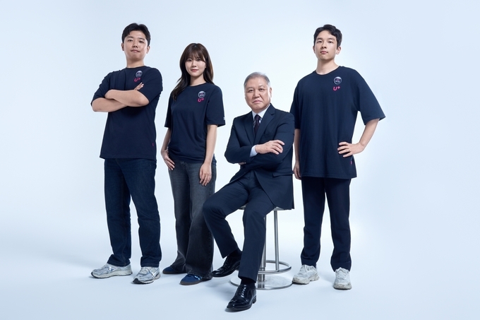 보안 앰배서더로 선정된 권일용 교수(오른쪽 2번째)와 LG유플러스 직원들이 전국 매장에 부착될 포스터 촬영을 하는 모습.