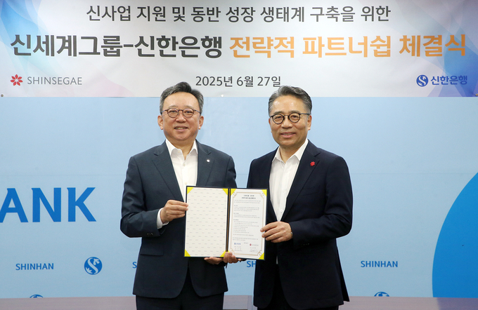27일 신세계그룹과 서울시 중구 소재 신한은행 본점에서 신사업 지원 및 동반성장 생태계 구축을 위한 업무협약을 체결하고 정상혁 신한은행장(왼쪽), 임영록 신세계그룹 경영전략실장이 기념 촬영하는 모습.