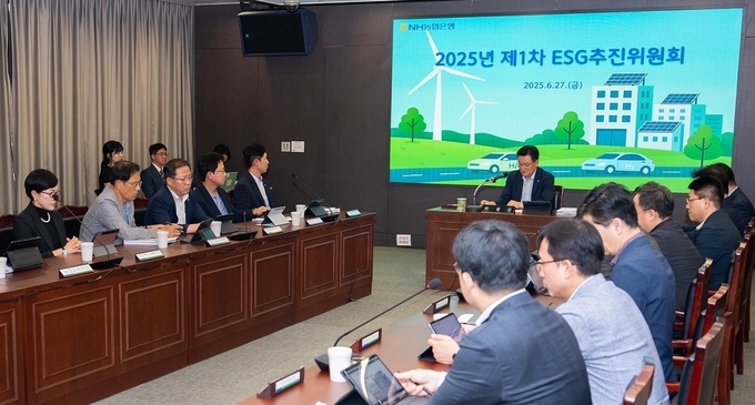 27일 서울 중구 본사에서 '2025년 제1차 ESG추진위원회'를 개최했다.(사진 가운데 최동하 수석부행장).