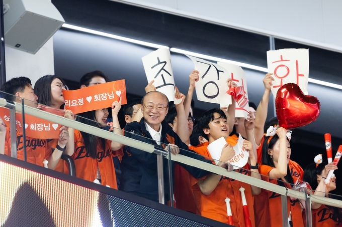 한화그룹 김승연 회장이 임직원들과 함께 경기를 관람하고 있다.