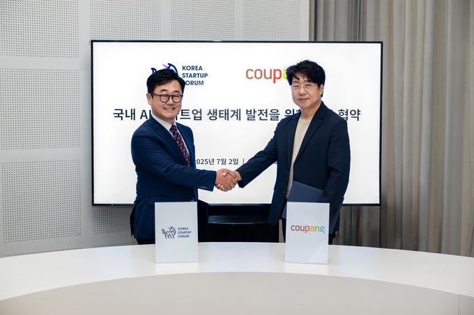 전경수 쿠팡 전무(우)와 구태언 코리아스타트업포럼(좌) 부의장이 업무협약 기념 사진촬영을 하고 있다.