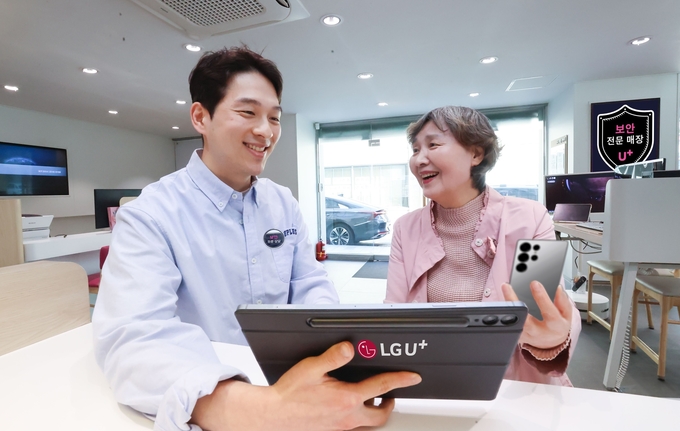 LG유플러스가 전국 1800여개 매장을 통해 제공하는 스미싱·피싱 피해 상담이 실제 고객들의 피해를 막는 성과를 내고 있다. 사진은 LG유플러스 매장에서 U+보안전문상담사가 고객에게 보안 상담을 제공하는 모습.