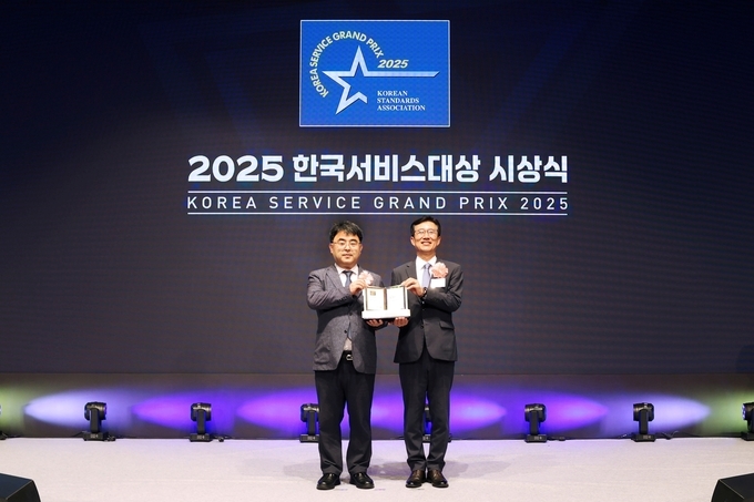 롯데건설 한정호 전략기획부문장(왼쪽)이 ‘2025 한국서비스대상’ 시상식에서 수상 후 기념촬영을 하고 있다.