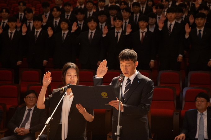 가스공사 신입사원 대표 2명이 선서를 하고 있다.