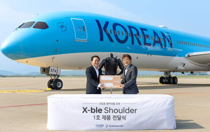 왼쪽부터 현대차·기아 로보틱스랩 현동진 상무와 대한항공 항공우주사업본부 정현보 상무가 엑스블 숄더 1호 전달식 후 기념 촬영을 하고 있다.