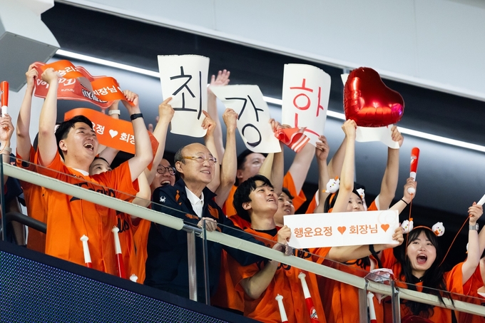 한화그룹 김승연 회장이 임직원들과 함께 경기를 관람하고 있다.
