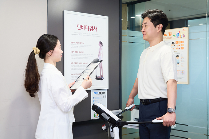 '여름맞이 몸짱이벤트'에 참여한 SK네트웍스 구성원이 인바디 검사를 진행하고 있다.