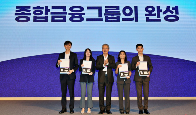 임종룡 우리금융회장(가운데)이 '우리 WON Day' 행사에서 동양·ABL생명 직원 대표 4명에게 그룹 사원증, 명함, 휘장이 담긴 비즈니스 키트를 직접 수여 후 기념촬영을 하고 있다.
