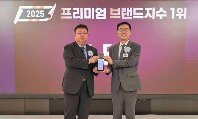 지난 11일 롯데호텔 서울에서 열린 ‘2025 프리미엄브랜드지수(KS-PBI)’ 시상식에서 에쓰-오일토탈에너지스윤활유 영업마케팅본부 강원규 부사장(왼쪽)과 한국표준협회 문동민 회장(오른쪽)이 기념촬영을 하고 있다.