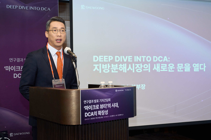윤준수 대웅제약 나보타사업 본부장이 기자간담회에서 지방파괴주사제인 브이올렛의 주성분 데옥시콜산(DCA)을 소개하고 있다.