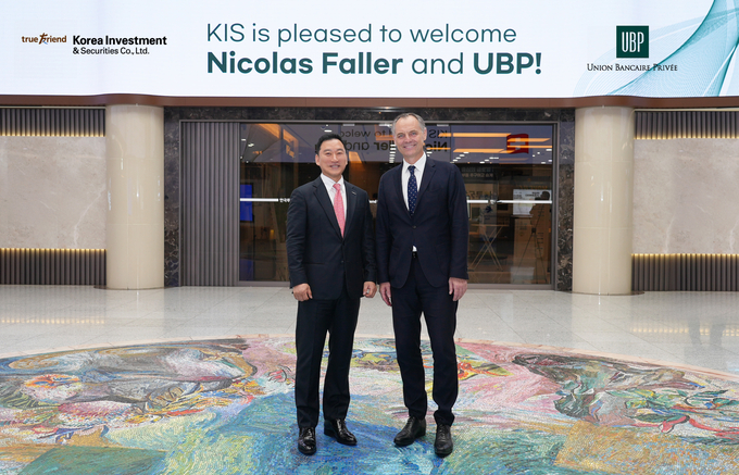 한국투자증권 김성환 사장(왼쪽)과 UBP 니콜라스 팔라(Nicolas Faller) UBP 글로벌 자산운용 대표(오른쪽)가 전략적 협업 방안 논의를 마치고 기념사진을 찍고 있다.
