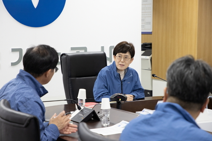 최연혜 가스공사 사장이 지난 17일 오후 대구 본사 재난상황실에서 천연가스 공급 및 시설 안전 관리 현황을 긴급 점검하고 대응 방안을 논의하고 있다.