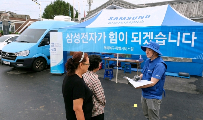 7월 18일(금) 충청남도 예산군 삽교읍에서 삼성전자서비스 엔지니어가 수해 복구 특별 점검 서비스를 실시하는 모습.