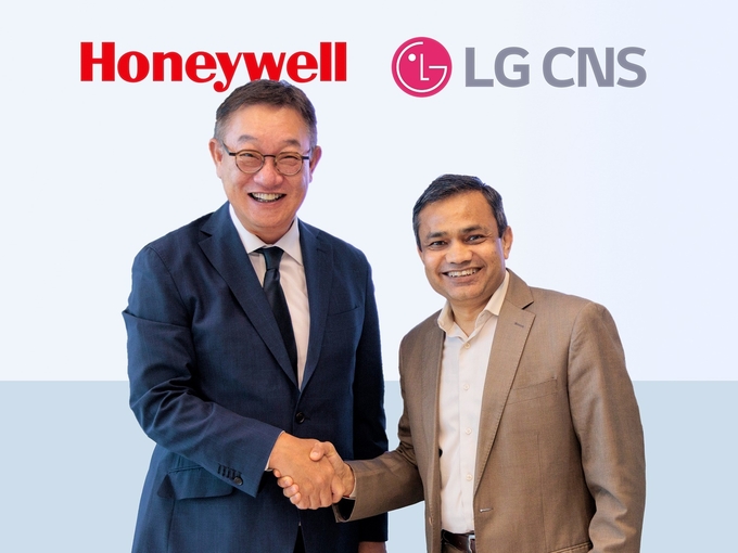 왼쪽부터 LG CNS 현신균 사장과 하니웰 프로세스 솔루션(HPS) 프라메시 마헤시와리 사장이 파트너십 체결식에서 기념 촬영을 하고 있다.