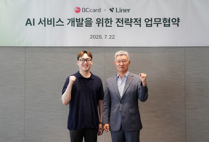 BC카드가 22일 오전 서울 중구 소재 BC카드 본사에서 글로벌 AI 검색 엔진 기업인 Liner와 양사 AI 플랫폼을 접목한 신규 서비스 출시 등 지속적인 협업을 위한 MOU를 체결했다. 사진은 협약식에 참석한 최원석 BC카드 사장(오른쪽)과 김진우 Liner 대표