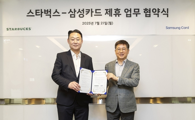 스타벅스, 삼성카드와 카드 제휴 업무협약 체결 (왼쪽부터 스타벅스 코리아 손정현 대표이사, 삼성카드 김이태 사장).