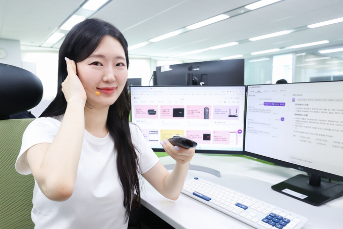 LG유플러스 직원이 리모컨 관련 상담을 소개하는 모습.