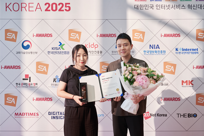 소셜아이어워드 2025에서 대기업부문 블로그 대상을 수상한 HL그룹 브랜드전략팀(박희라 책임매니저-左, 허민 팀장-右)이 기념 촬영을 하고 있다.