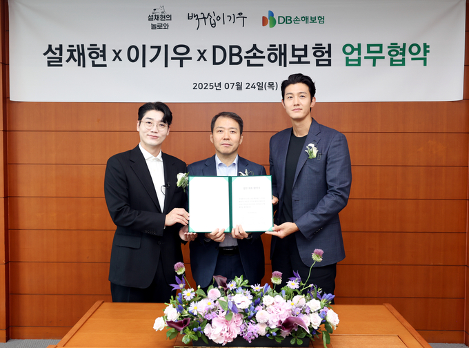 지난 24일 서울 강남구 대치동 DB금융센터에서 DB손해보험 심재철 부문장(가운데), 수의사 설채현(왼쪽), 배우 이기우(오른쪽)씨가 업무협약을 맺고 기념 촬영을 하고 있다.