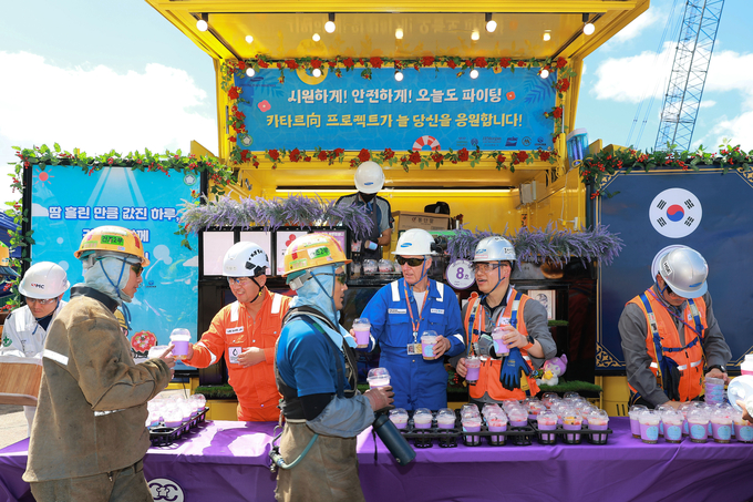 이왕근 삼성중공업 조선소장(오른쪽 2번째)과 앤디 그라함(Andy Graham)JP모건 사이트메니져(오른쪽 3번째)가 수박화채를 나누어 주고 있다.
