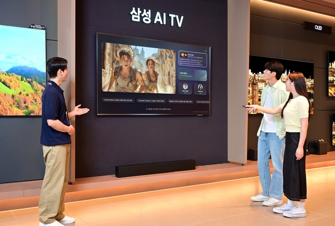 삼성스토어를 찾은 방문객이 더 똑똑해진 ‘클릭 투 서치’ 기능을 체험하고 있다.