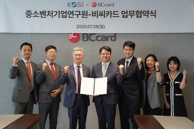 서울 을지로 BC카드 본사에서 최원석 BC카드 사장(왼쪽에서 세번째), 조주현 중소벤처기업연구원 원장(오른쪽에서 네번째), 우상현 BC카드 부사장(왼쪽에서 두번째), 이동주 중소벤처기업연구원 부원장(오른쪽에서 세번째) 등 양사 주요 관계자가 업무협약을 기념하는 모습.