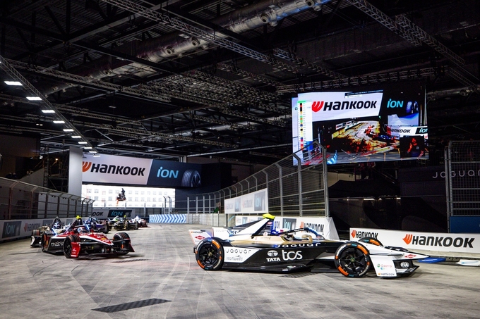 포뮬러 E 2025 런던 E-Prix 경기 장면.
