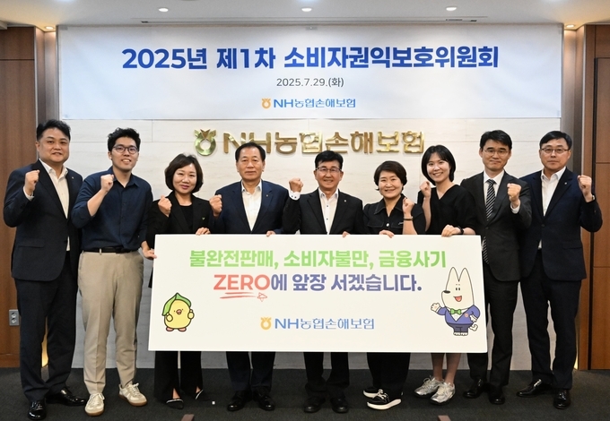 송춘수 대표이사(왼쪽 다섯번째)를 비롯한 위원들이 기념촬영을 하고 있다.