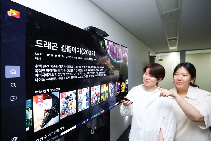 LG유플러스가 LG전자와 손잡고 스마트TV 사용자를 위한 영상 콘텐츠 서비스인 ‘LG Movies & TV’를 국내에 출시했다. 사진은 LG유플러스 직원이 ‘LG Movies & TV’ 서비스를 시청하는 모습.