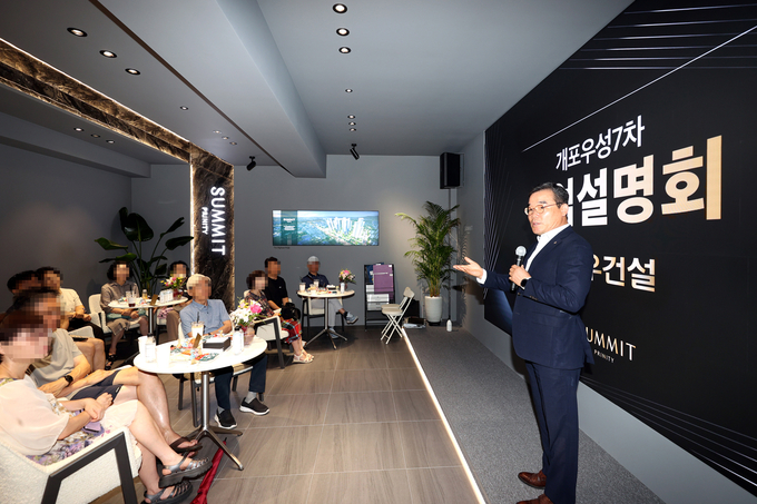 대우건설 개포우성7차 ‘써밋 프라니티’ 홍보관을 깜짝 방문한 김보현 사장이 인사말 하고 있다.