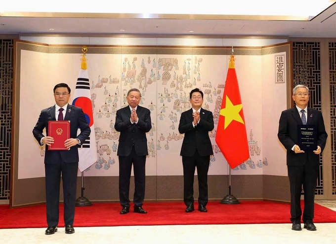 한전과 베트남 국가에너지산업공사(PVN)가 용산 대통령실에서 양국 정상 임석 하에 ‘원전 분야 인력 양성을 위한 업무협약’을 체결했다. (왼쪽부터 베트남 PVN 회장 레 마잉 훙, 베트남 공산당 서기장 또 럼, 대한민국 대통령 이재명, 한국전력 사장 김동철)