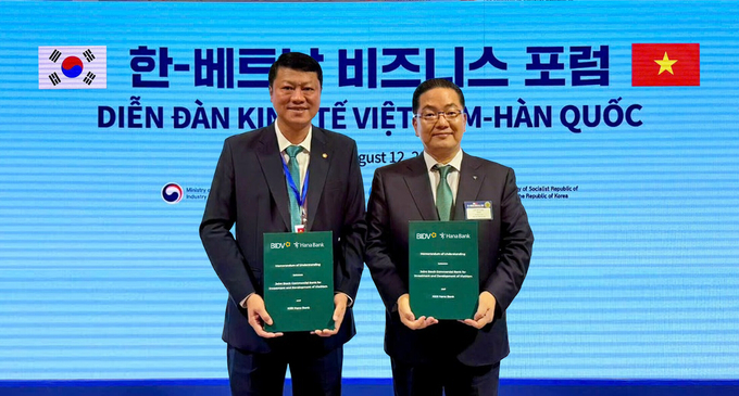 하나은행은 지난 12일 서울시 롯데호텔 본관 크리스탈볼룸에서 열린 ‘한국‑베트남 비즈니스 포럼’에서 베트남투자개발은행(BIDV)과 ‘국가 간 QR결제 서비스 활성화를 위한 업무협약’을 체결했다. 이날 행사에 참석한 이호성 은행장이(오른쪽) 레 응옥 람 베트남투자개발은행장과 함께 협약서를 들고 기념촬영을 하고 있다.