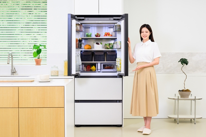 삼성전자 모델이 ‘비스포크 AI 김치플러스 키친핏 맥스’ 김치냉장고 신제품을 소개하고 있다.