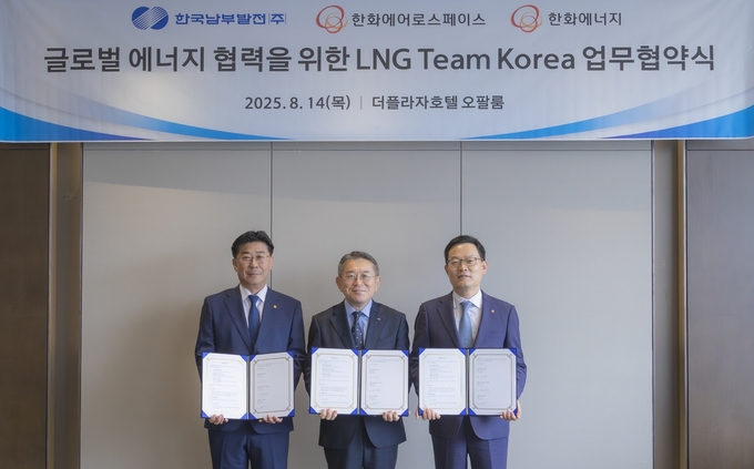 글로벌 LNG 협력 강화 업무협약 체결식에 참석한 한화에너지 이재규 대표(왼쪽), 남부발전 김준동 사장(가운데), 한화에어로스페이스 손재일 대표.