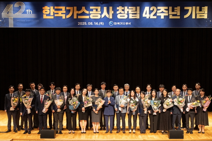 한국가스공사, 창립 42주년 기념식 단체 기념사진.