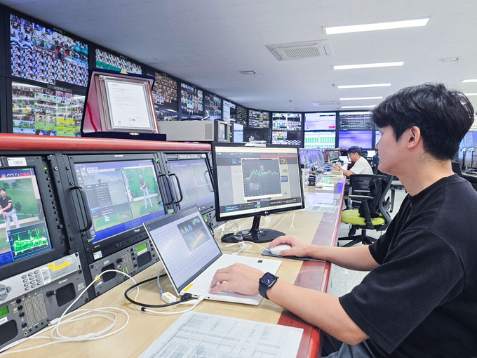 LG유플러스 임직원이 IPTV 서비스 상황을 점검하고 있다.