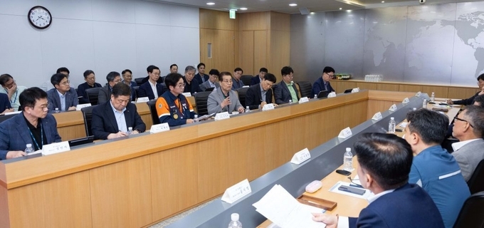 포스코 그룹 장인화 회장이 22일 포스코센터에서 열린 <그룹 안전 특별점검회의>에서 참석자들과 안전 혁신 방안에 대해 논의하고 있다.