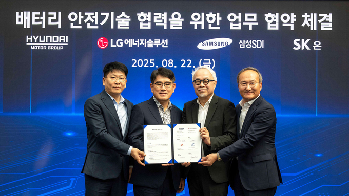 (왼쪽부터) LG에너지솔루션 대표이사 김동명 사장, 현대차·기아 R&D본부장 양희원 사장, 삼성SDI 대표이사 최주선 사장, SK온 대표이사 이석희 사장.