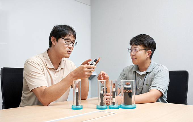 LS전선 직원들이 국내 최초로 개발한 AC·DC 겸용 PP 케이블에 대해 논의하고 있다.
