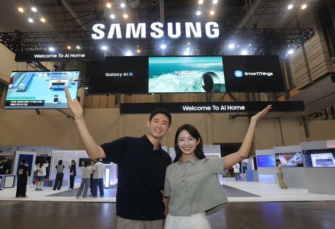 삼성전자 모델이 '기후산업국제박람회(WCE) 2025'가 열리는 부산 벡스코에 위치한 삼성전자 전시관을 소개하고 있다.