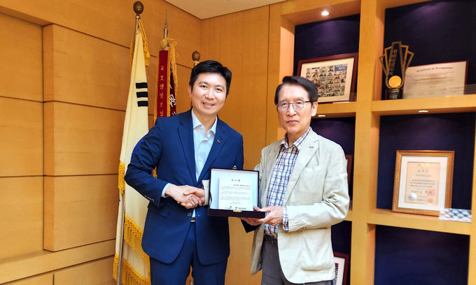 신창재 교보생명 대표이사 겸 이사회 의장(사진 오른쪽)과 유승민 대한체육회장이 지난 25일 서울 광화문 교보생명 본사에서 감사패 전달식을 마친 뒤 기념촬영을 하고 있다.