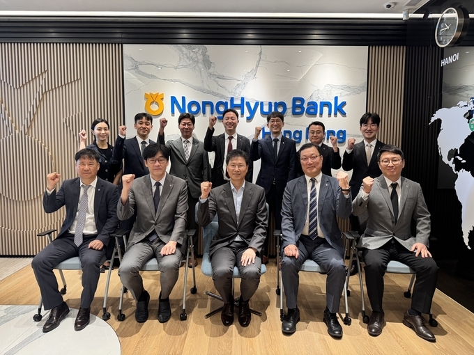 30일 농협은행 홍콩지점에서 강태영 은행장(가운데)과 농협은행의 아시아권 국외점포장들이 간담회 후 기념촬영을 갖고 있다.