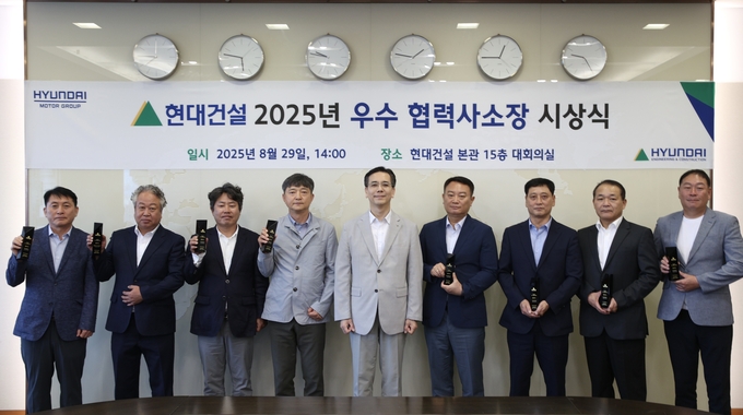 이한우 현대건설 대표이사(가운데)와 ‘최우수 소장’으로 선발된 수상자들이 기념사진을 촬영하고 있다.