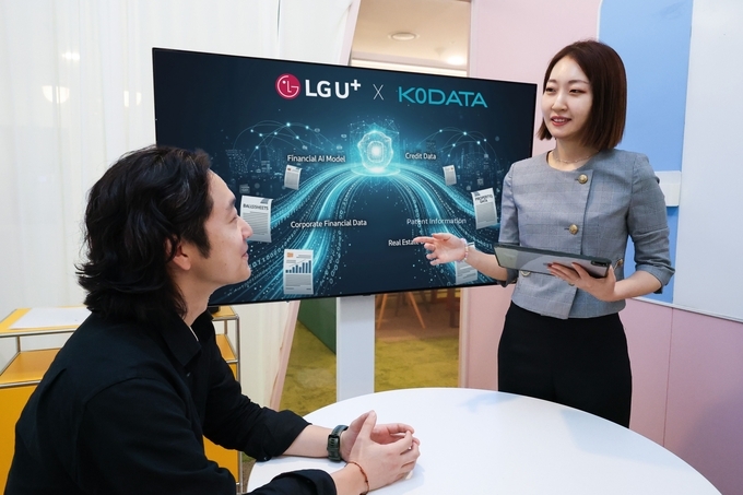 LG유플러스 직원들이 금융 특화 AI를 소개하고 있는 모습.