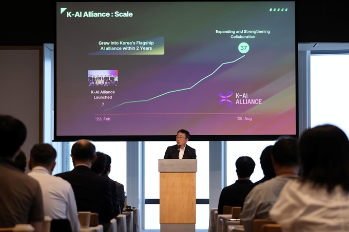 유영상 SK텔레콤 CEO가 ‘K-AI 얼라이언스 글로벌 밋업’ 행사의 개회사를 하고 있다.