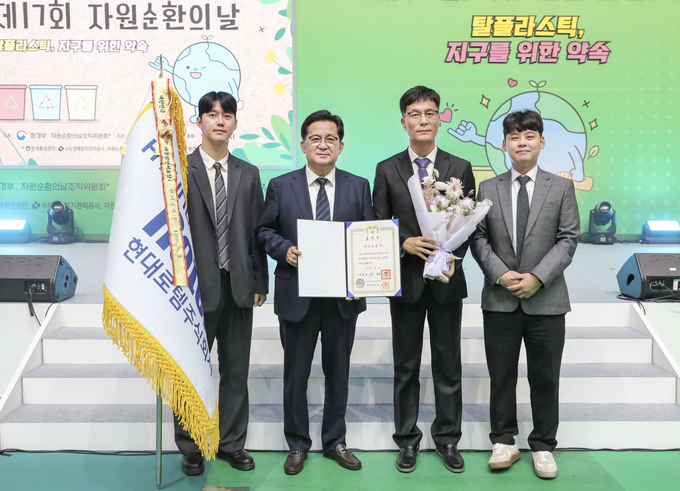 정보근(왼쪽 두번째) 현대로템 생산본부장(전무)가 지난 5일 전북 김제시 김제실내체육관에서 진행된 ‘제 19회 순환경제 선도기업 대상’에서 대통령 표창을 받은 후 임직원들과 기념촬영을 하고 있다.