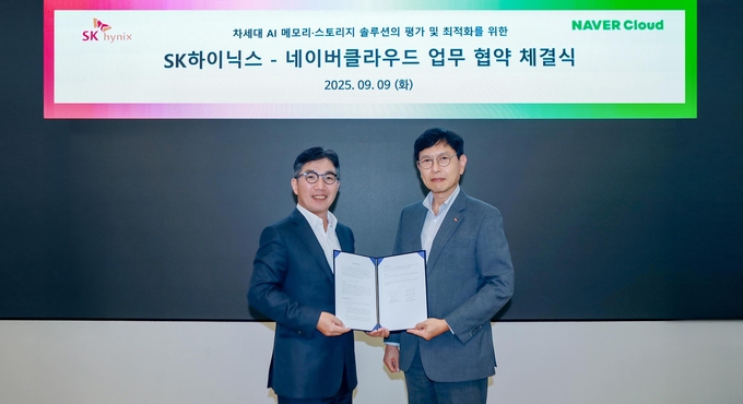 SK하이닉스-네이버클라우드 MOU 체결 (오른쪽 SK하이닉스 안현 개발총괄 사장, 왼쪽 네이버클라우드 김유원 대표이사 사장).