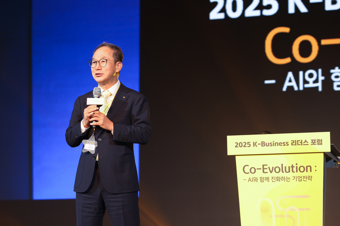 지난 11일 서울 광진구 그랜드 워커힐 호텔에서 열린 ‘2025 K-Business 리더스 포럼’에서 양종희 KB금융그룹회장이 발표하고 있다.